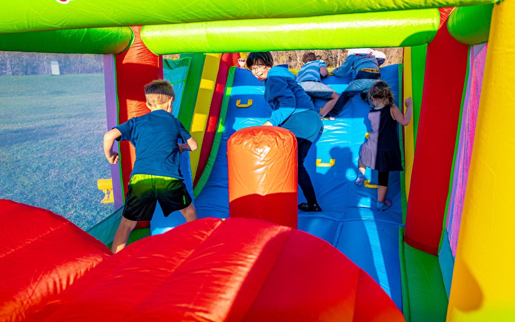 Inflatable Bouncy castles, Obstacle Courses, Waterslides, Facepainting, Popcorn / Cotton candy / Snow cone machines, party yard indoor and outdoor games rentals in Ottawa Ontario