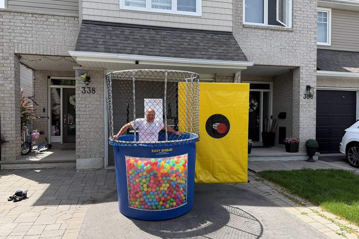 No-water dunk tank rental in Ottawa with up to 8000 pit balls